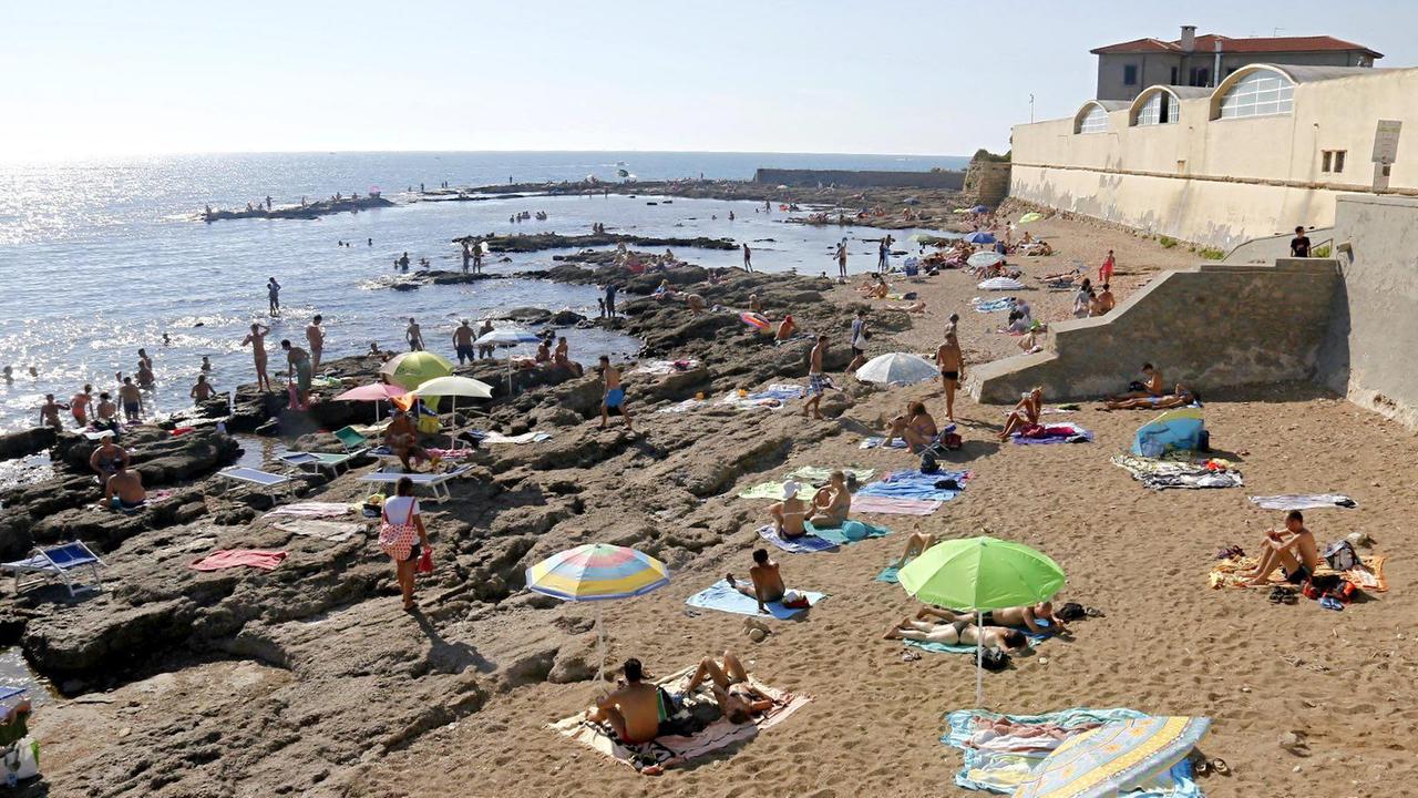 Amianto, via al monitoraggio alla spiaggia dell' Accademia