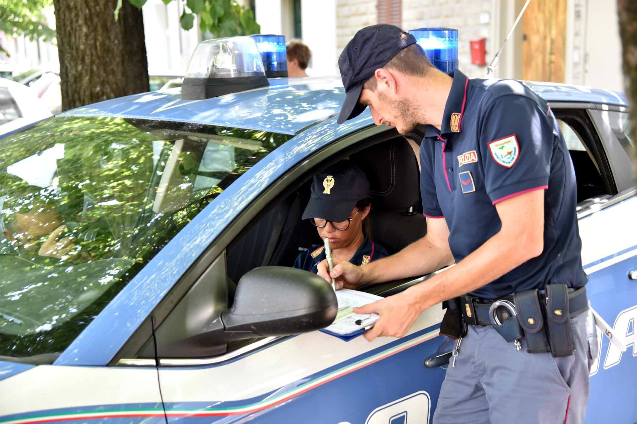 La polizia impegnata nei controlli (Foto Agenzia Carlo Sestini)