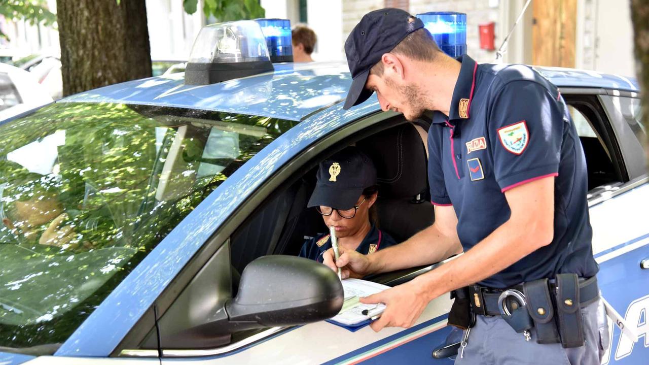 La polizia impegnata nei controlli (Foto Agenzia Carlo Sestini)