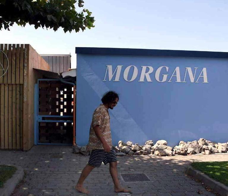 Un bagno di famiglia regno dei surfisti, dello yoga e dei libri 
