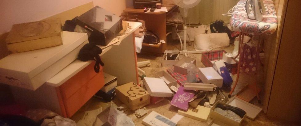 Una delle stanze della casa di Buti messe a soqquadro dai ladri