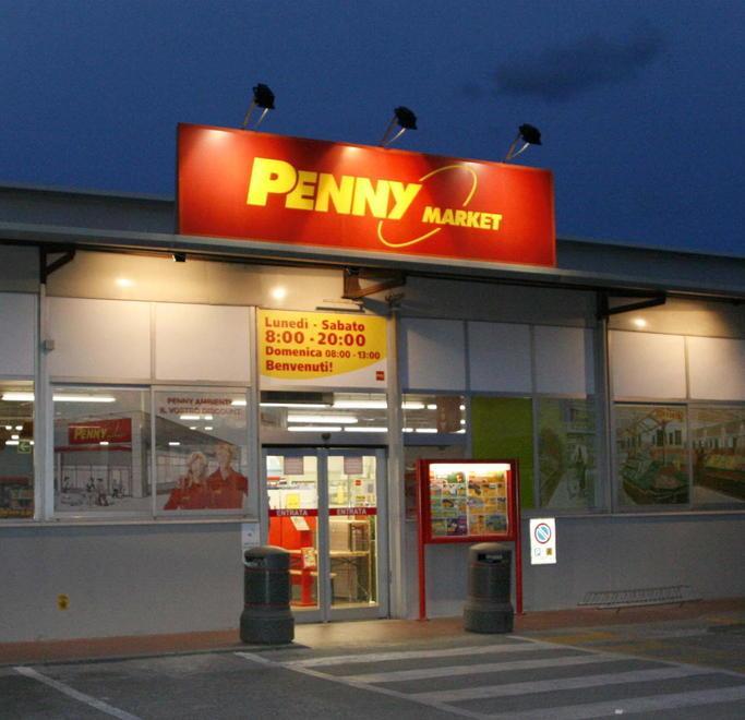 Picchia la guardia al Penny: fermato dai carabinieri