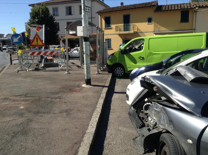 Abbatte la pensilina del bus con l’auto 