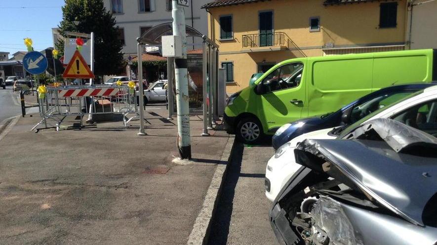 Abbatte la pensilina del bus con l’auto