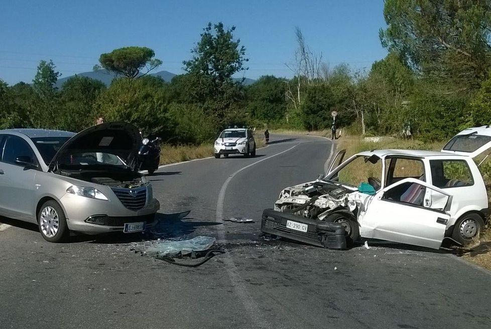 Tre feriti nello scontro frontale sulla Provinciale