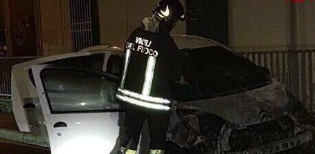 Incendiata di notte l’auto a una giovane di 25 anni 
