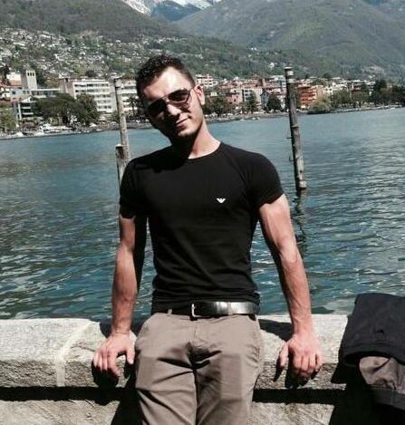 Muore a 29 anni con lo scooter finito sotto un trattore 