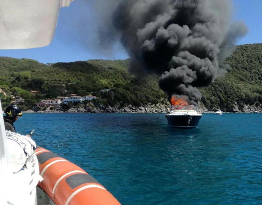 Fiamme su un motoscafo In salvo due diportisti 