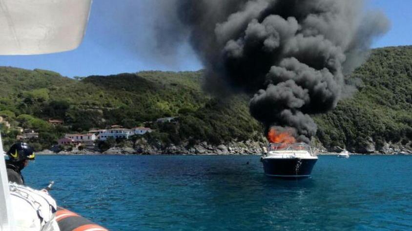 Fiamme su un motoscafo In salvo due diportisti