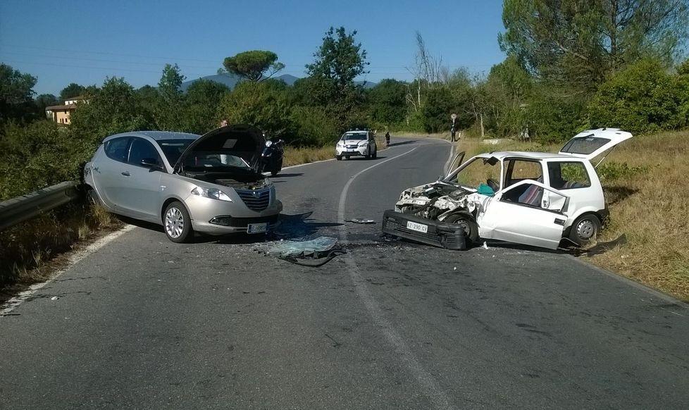 Tre feriti nello scontro tra auto a Spianate