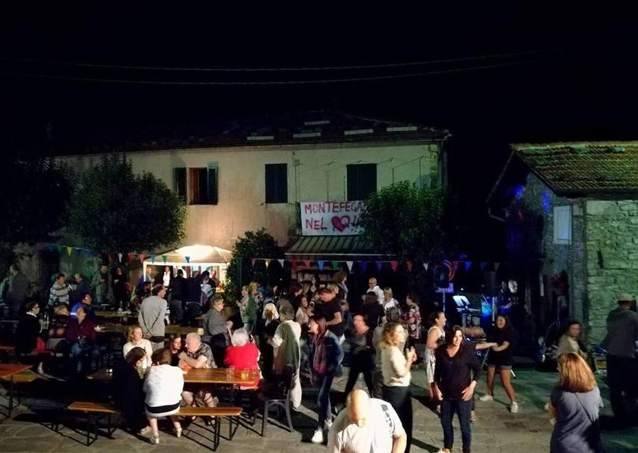 Lacrime e balli alla festa amarcord di Montefegatesi 