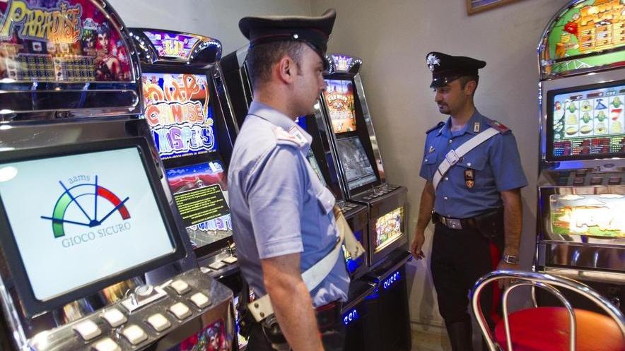 Guarda giocare alle slot e intanto sfila i portafogli