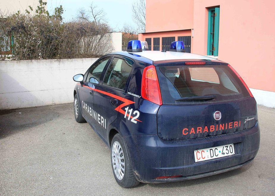 Fa un coca party mentre è ai domiciliari 