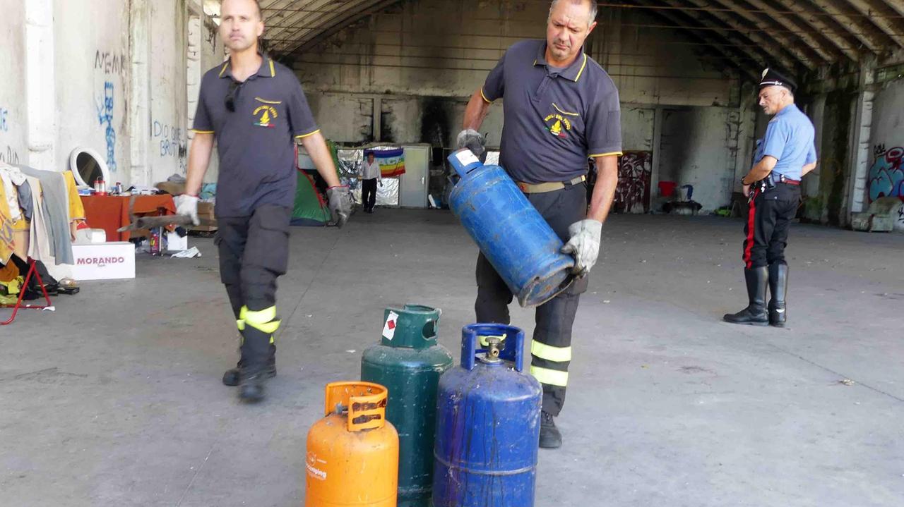 Bombole del gas nell'accampamento abusivo