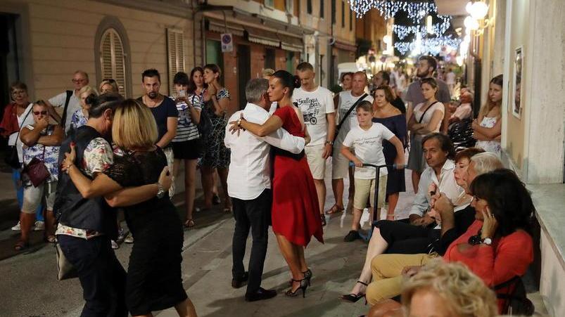 Cena sotto le stelle: la gente si diverte tra charme e danza