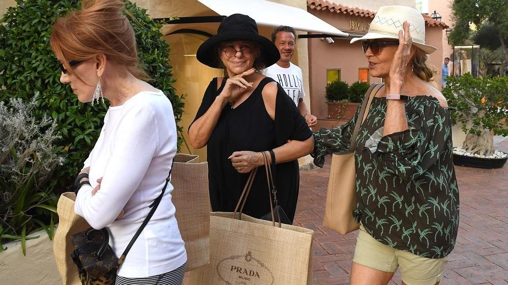 La Streisand durante lo shopping a Porto Cervo