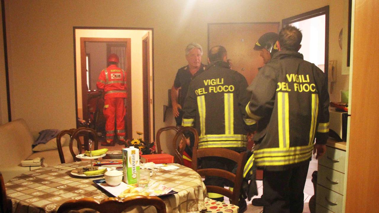 I soccorsi all'interno dell'abitazione dell'anziano