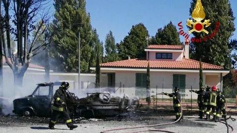 Cosa resta del camper andato a fuoco