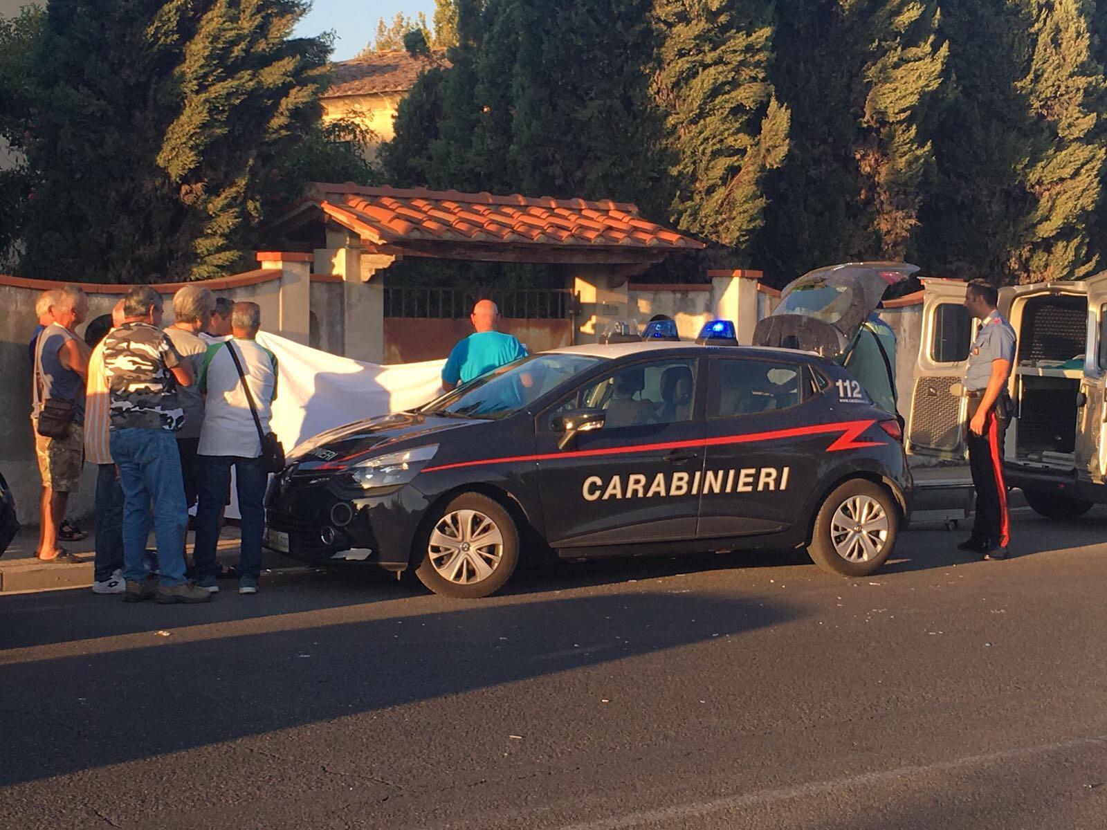 Perde il controllo dello scooter e finisce contro un muro: muore 69enne