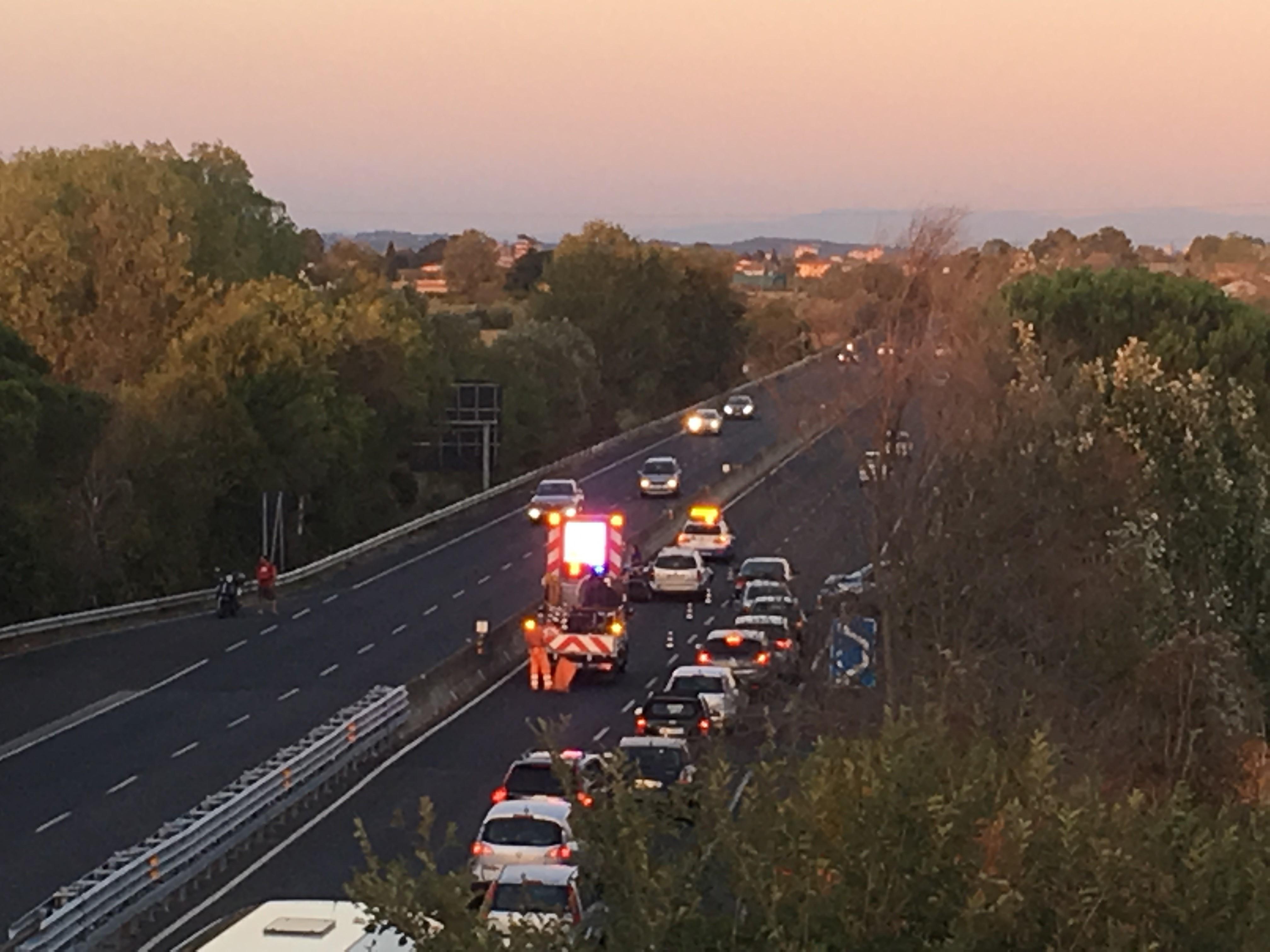 Un'immagine dell'incidente e della coda