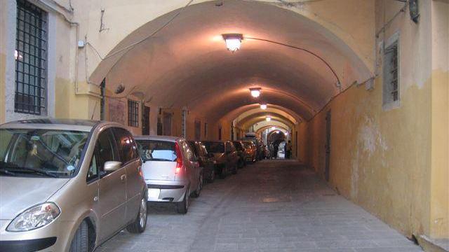 Via delle Sette Volte, nel centro di Pisa, dove è stato trovato il cadavere della 25enne