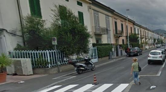 Ruba nella casa vuota e fugge sul tetto Albanese arrestato