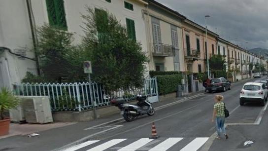 Ruba nella casa vuota e fugge sul tetto Albanese arrestato