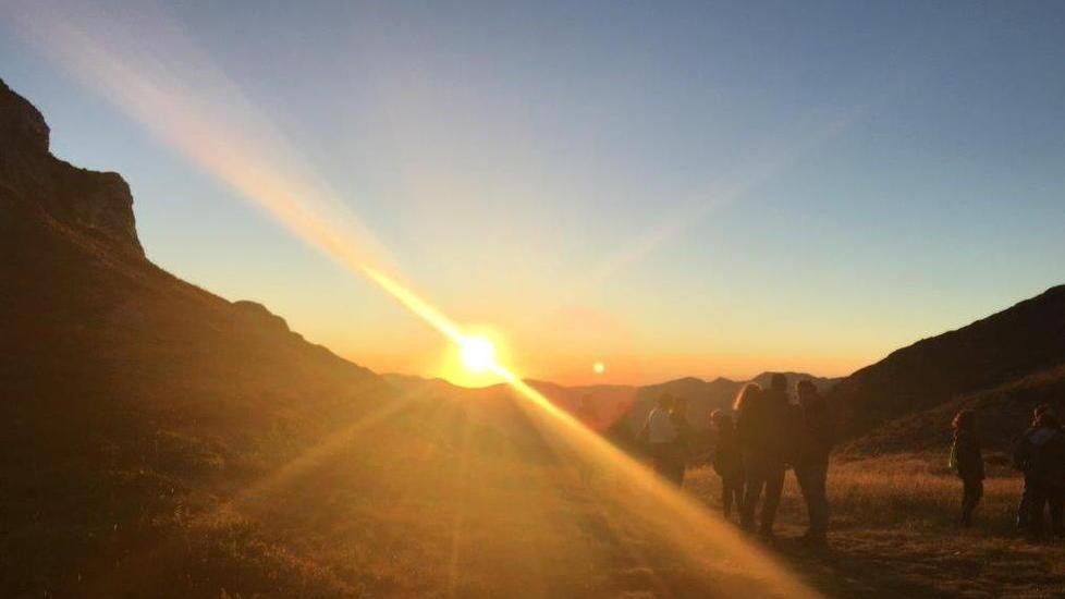Una bella immagine dell’alba in alta quota