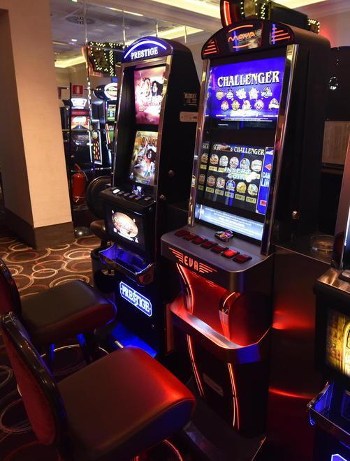 Perde tutto alle slot e rapina il gestore della sala giochi 