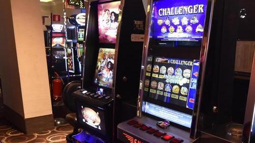 Perde tutto alle slot e rapina il gestore della sala giochi