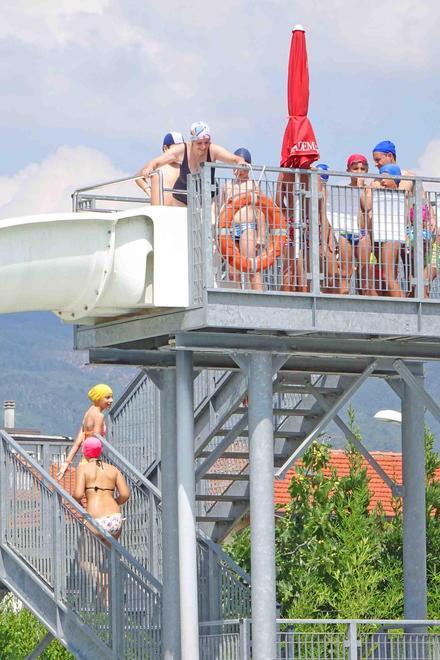 In fuga dal gran caldo i pistoiesi preferiscono rifugiarsi in piscina 