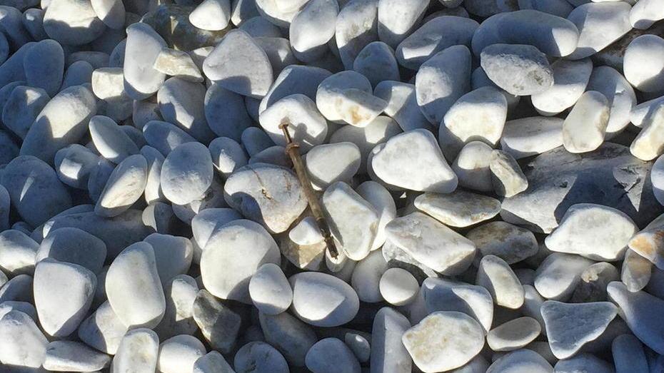 Spiagge di ghiaia e... di siringhe