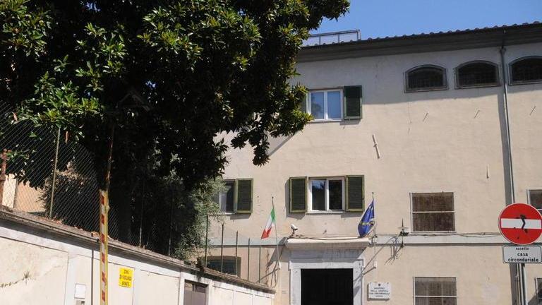 Minaccia la madre con un paio di forbici
