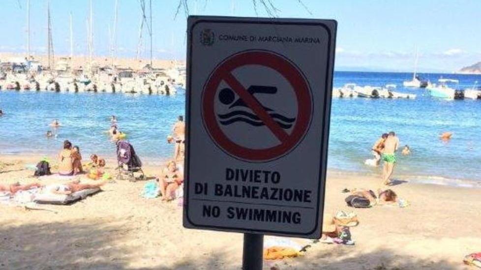 Divieto di balneazione ignorato