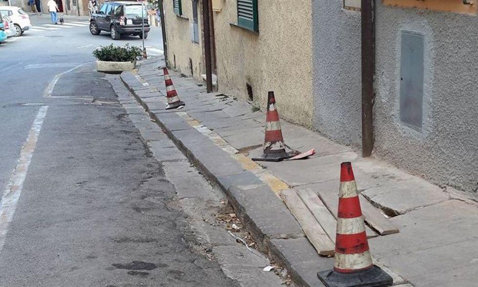 Via Cavour, marciapiede pericoloso