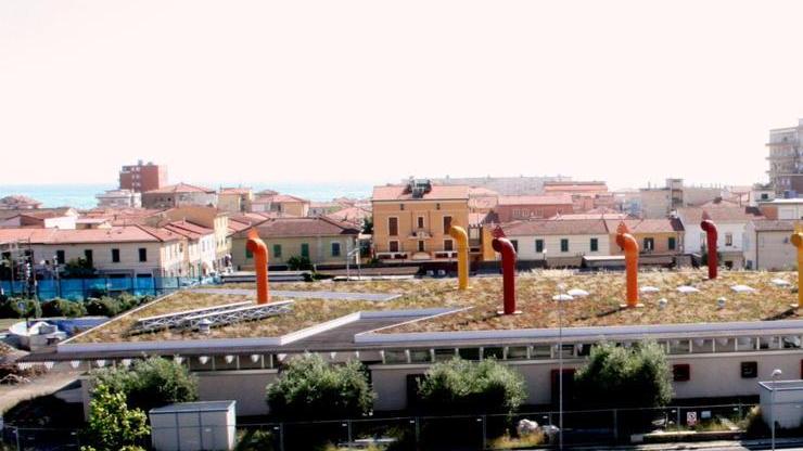 Via della Costituzione si sistemano i parcheggi