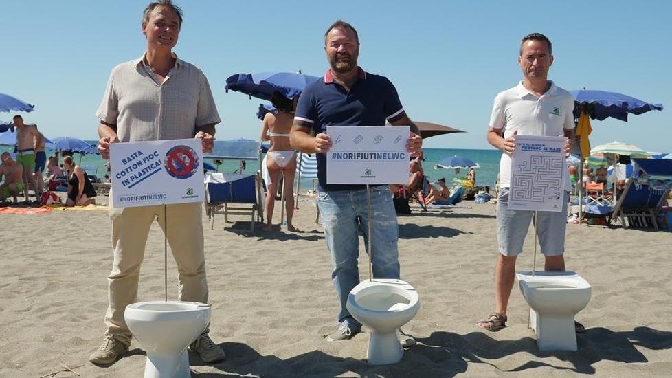 Stop a cotton fioc e altri rifiuti dal wc al mare