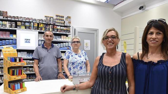 Tabaccheria apre e scaccia via la iella