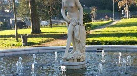 Si fa ancora aspettare la statua