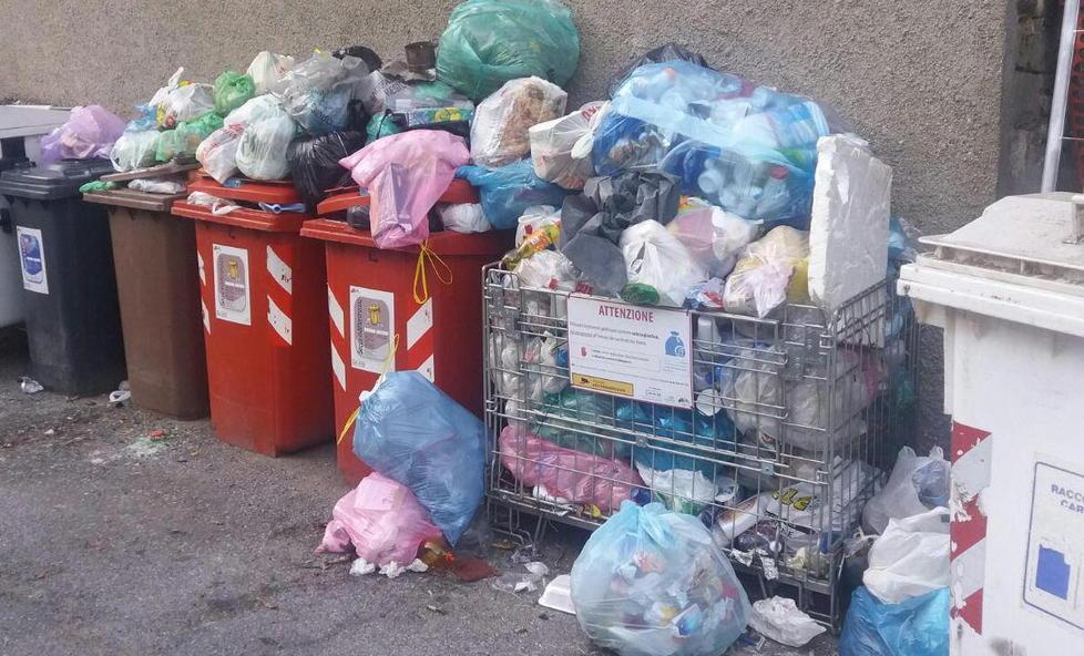 Cumuli di rifiuti a Sassalbo
