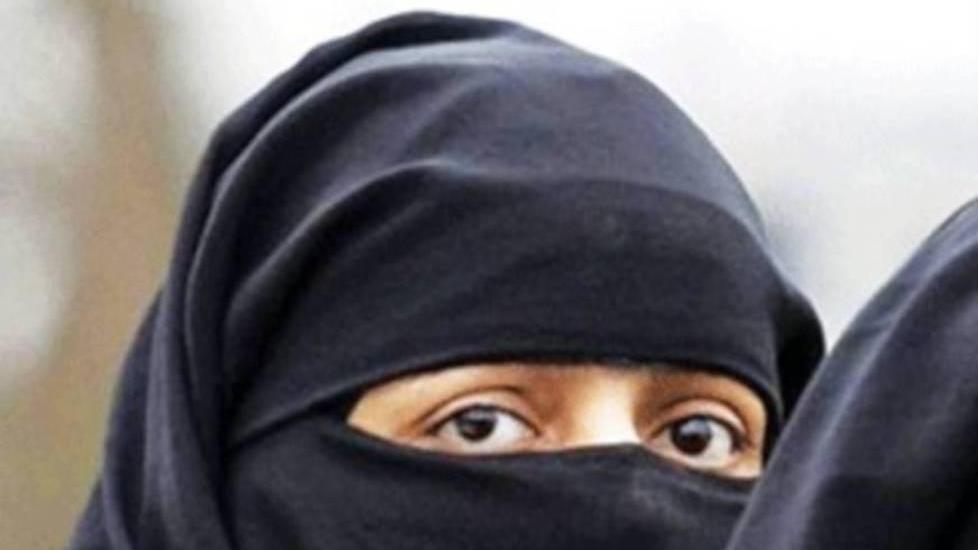 Prato, passeggia col velo islamico: fermata