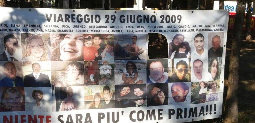 Vandalizzato lo striscione sui 32 morti di Viareggio