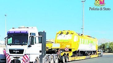 Trasporta vagone di 43 metri senza autorizzazione: nei guai