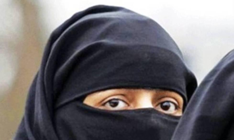 Prato, passeggia col velo islamico: fermata