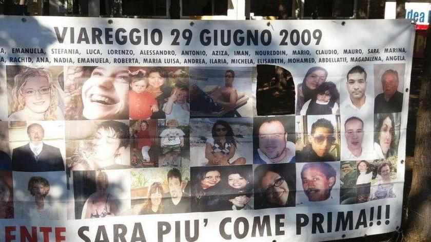 Vandalizzato lo striscione sui 32 morti di Viareggio