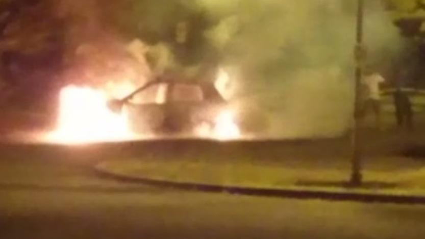 Auto prende fuoco in piazza a Sorbara L’ipotesi: un guasto