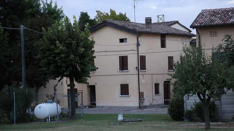 Casa esplosa: sempre gravissimo il 64enne