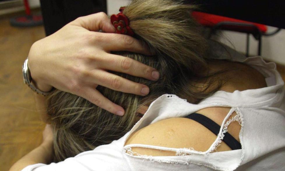 Cinghiate alla figlia 17enne perché la cena non è pronta