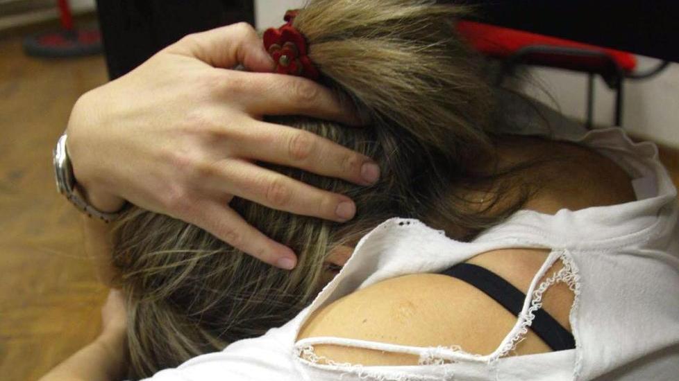 Cinghiate alla figlia 17enne perché la cena non è pronta