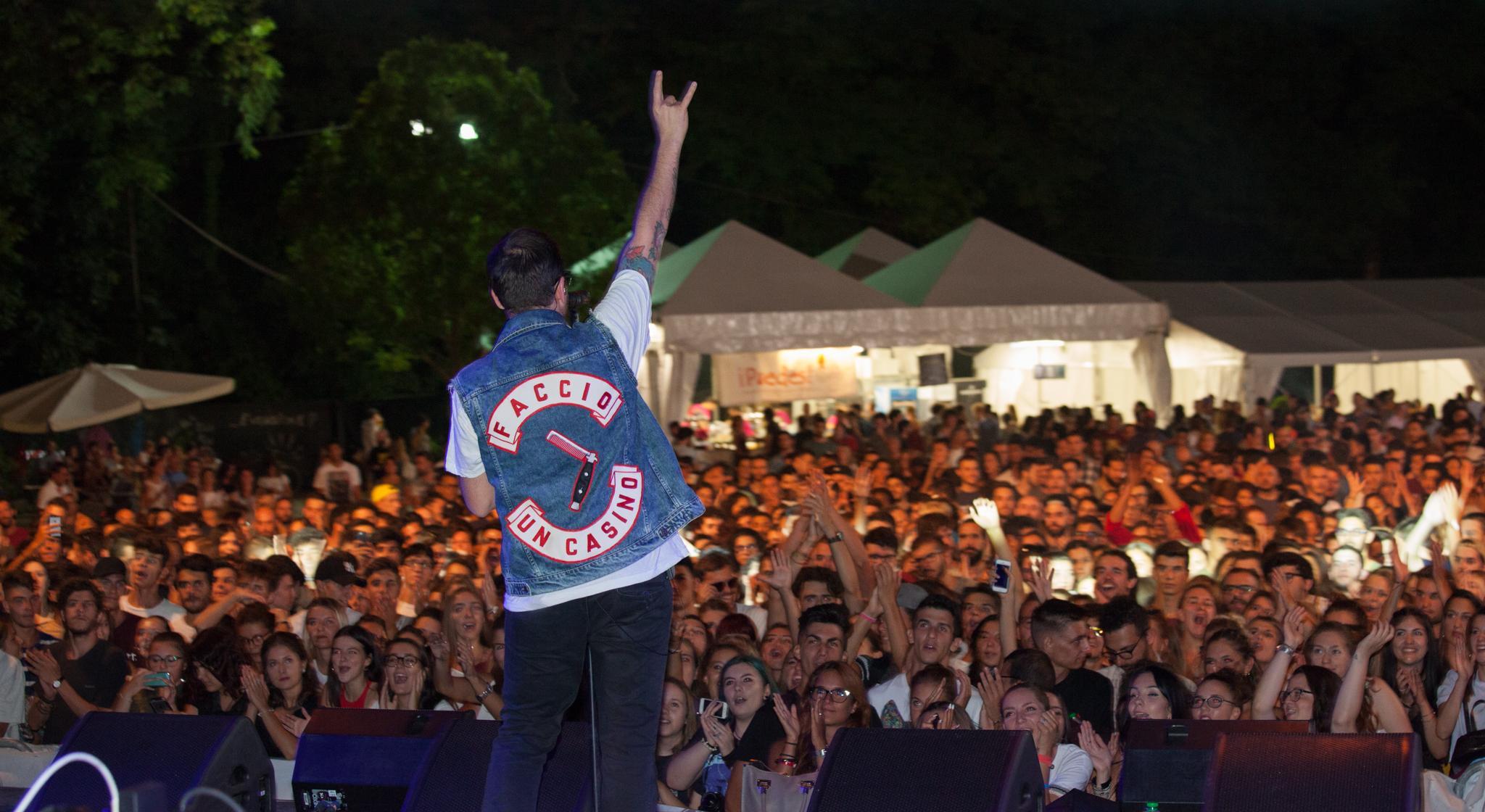 Coez davanti ai fan nel Sottomura di Ferrara